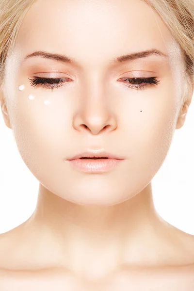 Cosmetologie & cosmetische. vrouw model met dagelijkse crème in de buurt van ogen — Stockfoto