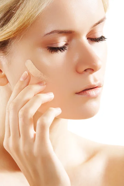 Hudvård och kosmetika. kvinna tillämpa hud tonen foundation — Stockfoto