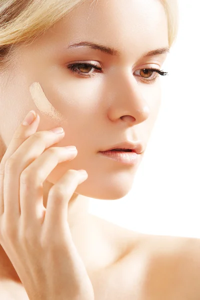 Kosmetologie & kosmetické. Žena vyrovnávací tvář kůži nadace — Stock fotografie