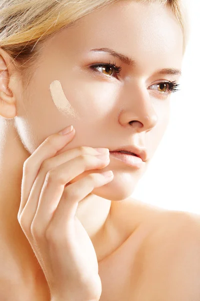 Kosmetologia idealna kosmetycznych. Kobieta stosując Fundacji skóry twarzy — Zdjęcie stockowe