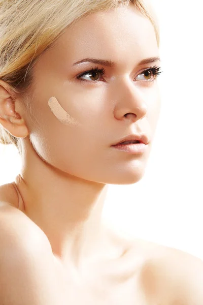 Cuidado de la piel y cosméticos. Mujer aplicando base de tono de piel —  Fotos de Stock
