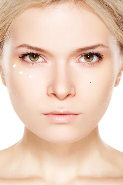 Cosmetologia & cosmetici. Modello donna con crema quotidiana vicino agli occhi — Foto Stock