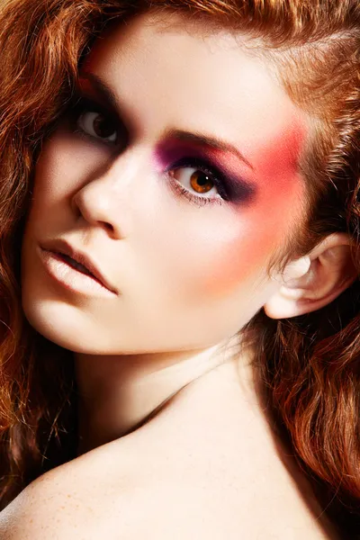 Retrato de modelo de moda com fantasia maquiagem colorida — Fotografia de Stock