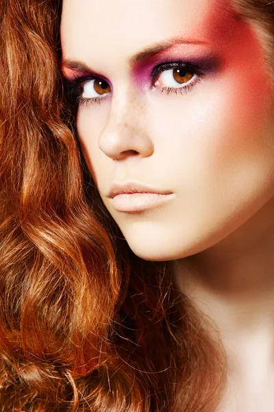 Mooie vrouw model met luxe make-up en krullend rood haar — Stockfoto