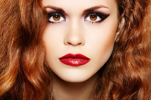 Lüks makyaj ve kıvırcık kızıl saçlı güzel bir kadın modeli — Stok fotoğraf