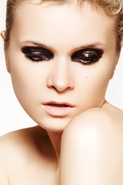 Véres fényes make-up modell közeli portréja — Stock Fotó