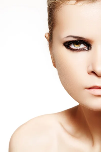 어두운 광택 화장으로 아름 다운 여성 얼굴의 부분 — 스톡 사진