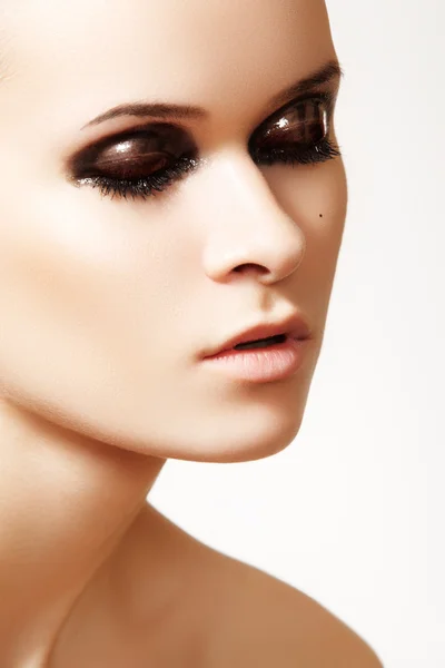 Портрет модели крупным планом с глянцевым макияжем тёмной моды — стоковое фото