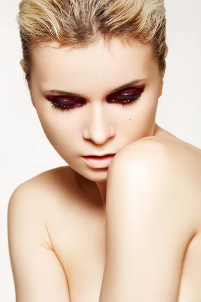 Portret modelka z ciemna wiśnia błyszczący makijaż — Zdjęcie stockowe
