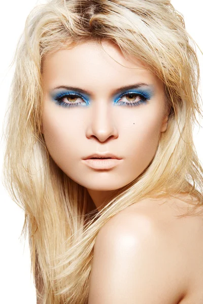 Světlé módní make-up. Detailní portrét krásné ženy — Stock fotografie
