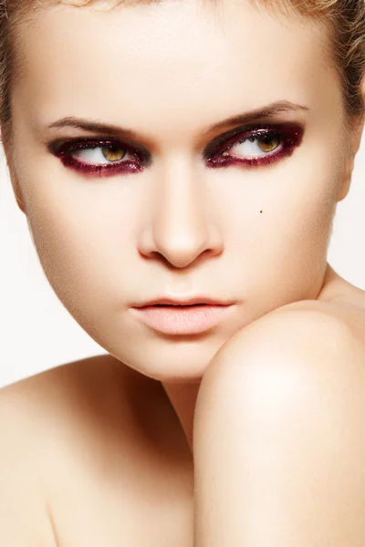 Retrato de primer plano del modelo con maquillaje brillante sangriento —  Fotos de Stock