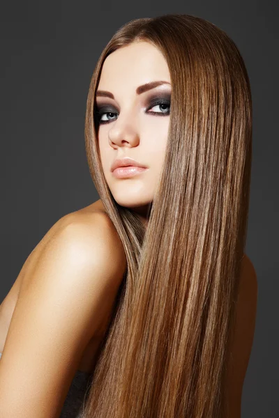 Benessere. Ritratto di modella donna con lunghi capelli castani lucidi — Foto Stock