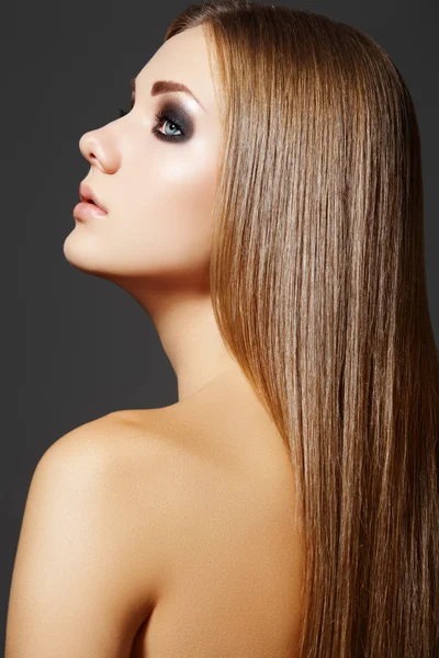 美しいヘアスタイル。長いストレートの髪を持つモデル — ストック写真