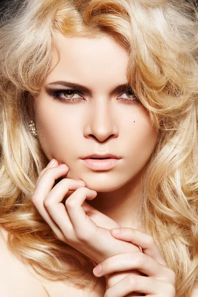 Kobieta moda z elegancki makijaż idealna długie blond włosy — Zdjęcie stockowe