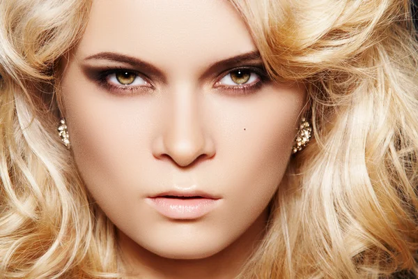 Modefrau mit schickem Make-up & langen blonden Haaren — Stockfoto