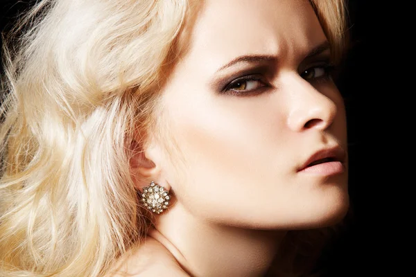 Chic modèle de froncement de sourcils avec des bijoux en diamant, cheveux blonds — Photo