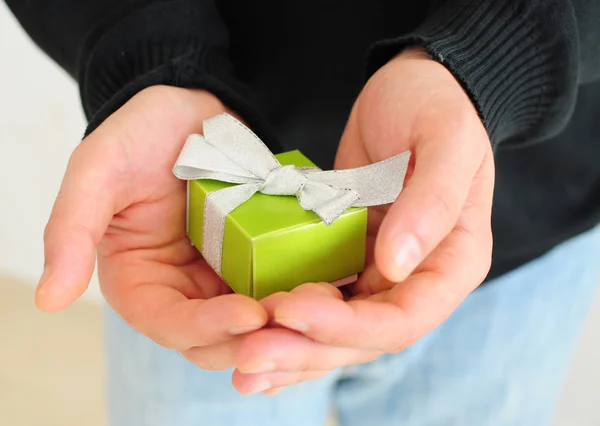 Hombre sosteniendo pequeño regalo —  Fotos de Stock