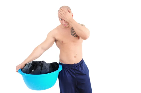 Junger muskulöser Mann beim Wäschewaschen — Stockfoto