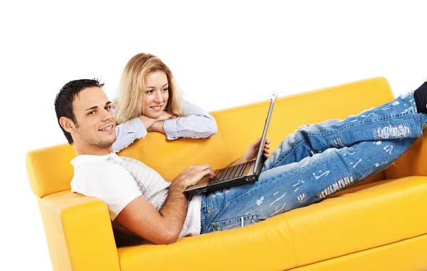 Vrije tijd op heldere gele sofa — Stockfoto