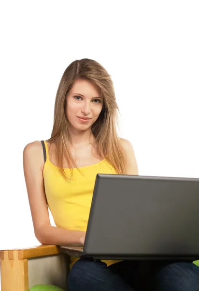 Młoda Blond Ładna Kobieta Siedzi Kanapie Laptopem Białym Tle — Zdjęcie stockowe