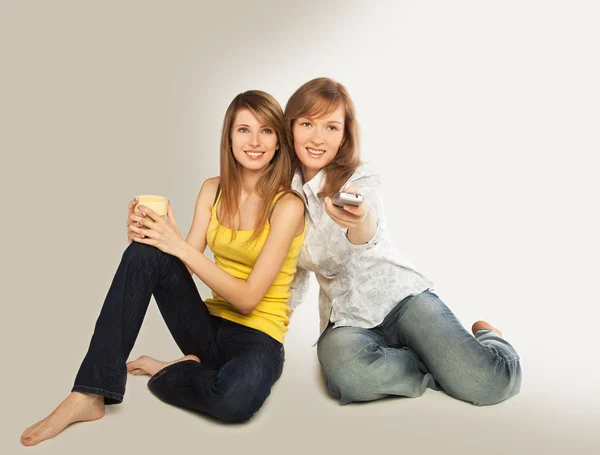 Jonge vrouwen kijken TV — Stockfoto