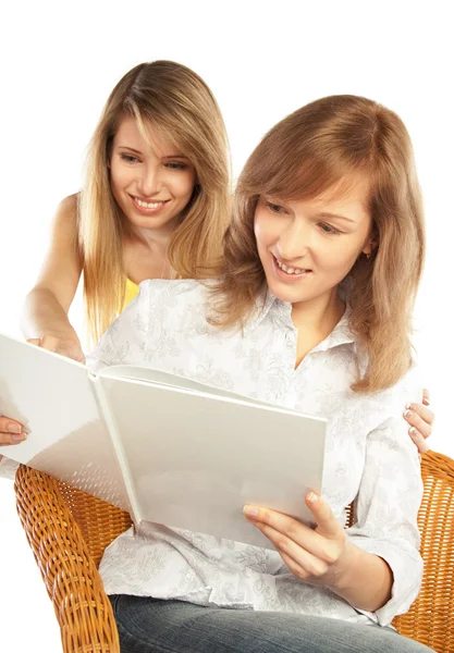 Dwa Uśmiechający Się Ładny Blond Dziewczyny Czytanie Jednej Książki Białym — Zdjęcie stockowe