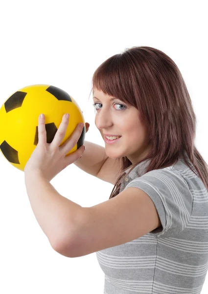 十几岁的女孩扔黄色的球 孤立对白色 — 图库照片