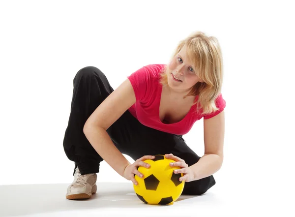 Chica deportiva con bola amarilla —  Fotos de Stock