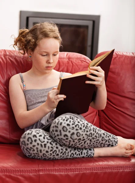 Kız kitap okuyor. — Stok fotoğraf
