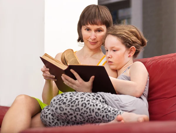 Holka a maminka čtení knihy — Stock fotografie