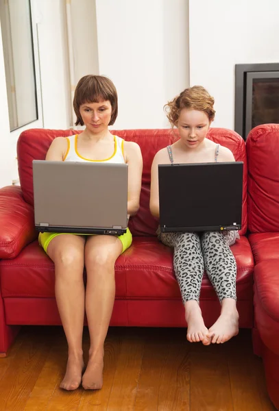 Maman et fille avec des ordinateurs — Photo