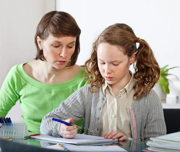 Meisje doen prework met haar moeder — Stockfoto
