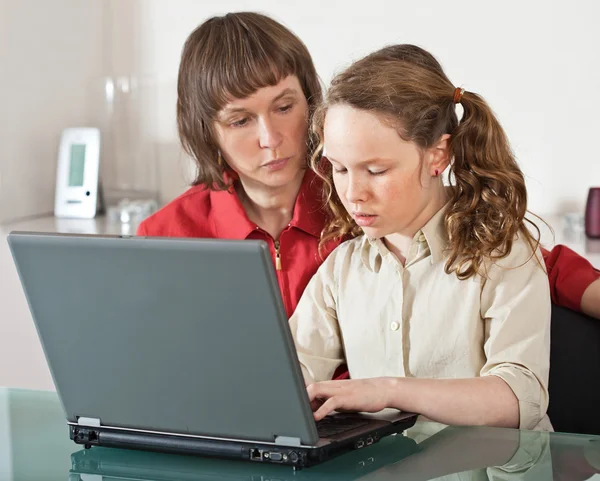 妈妈和女儿用的笔记本电脑 — 图库照片