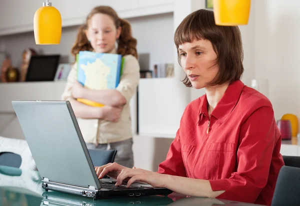 Mama i córka z laptopa — Zdjęcie stockowe