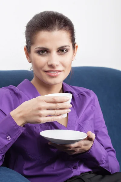 Młoda kobieta o przerwa na kawę — Zdjęcie stockowe