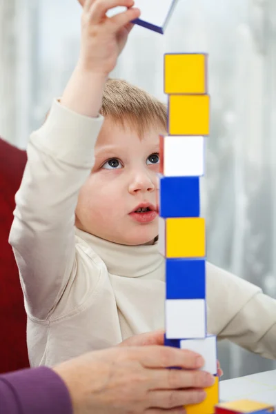 Хлопчик грає з блоками — стокове фото