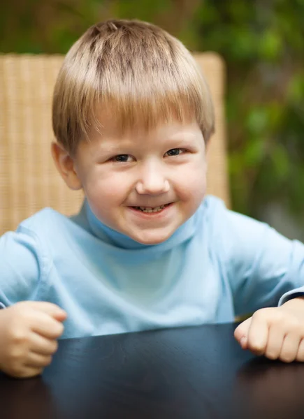 Malý chlapec s ničemný úsměv — Stock fotografie