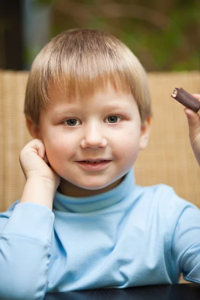 Malý chlapec s čokoládové bonbóny — Stock fotografie