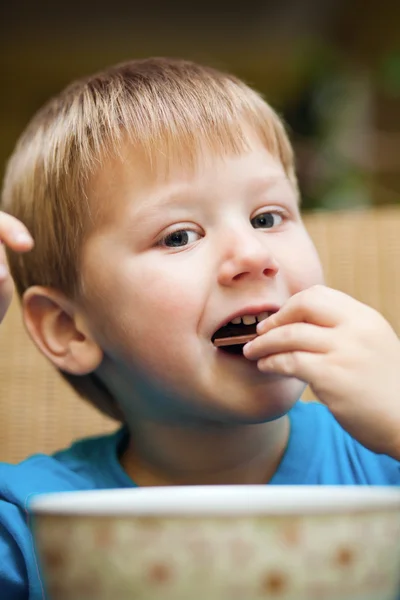 Snídaně malého chlapce — Stock fotografie