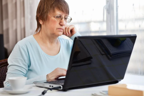 Vrouw met computer — Stockfoto
