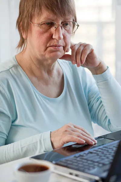 Mujer con ordenador —  Fotos de Stock