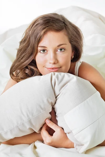 Bardzo młoda kobieta w łóżku — Zdjęcie stockowe