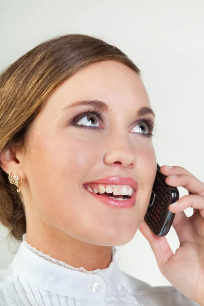 Молодая деловая женщина с мобильным телефоном — стоковое фото