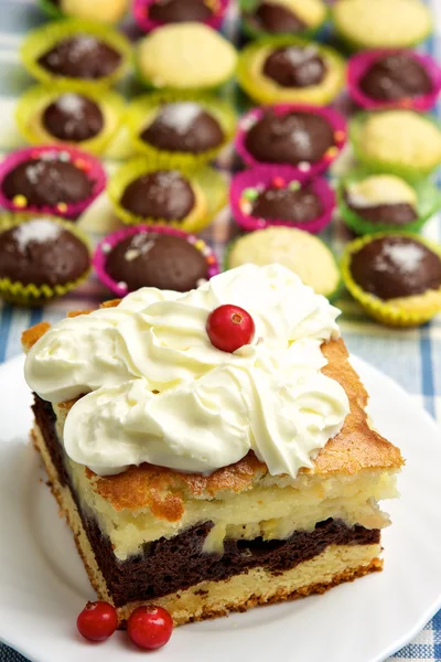 Torta e muffins — Fotografia de Stock