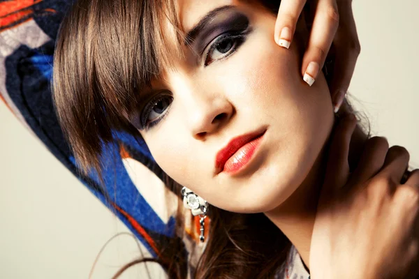 Retrato Uma Bela Jovem Mulher Com Maquiagem Decorativa — Fotografia de Stock