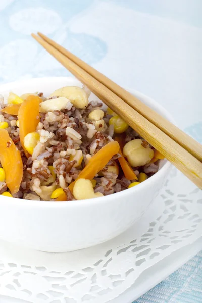 亚洲健康炒的米饭 用筷子 — 图库照片