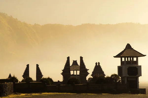 ブロモ山インドネシア側のヒンズー教の寺院 — ストック写真