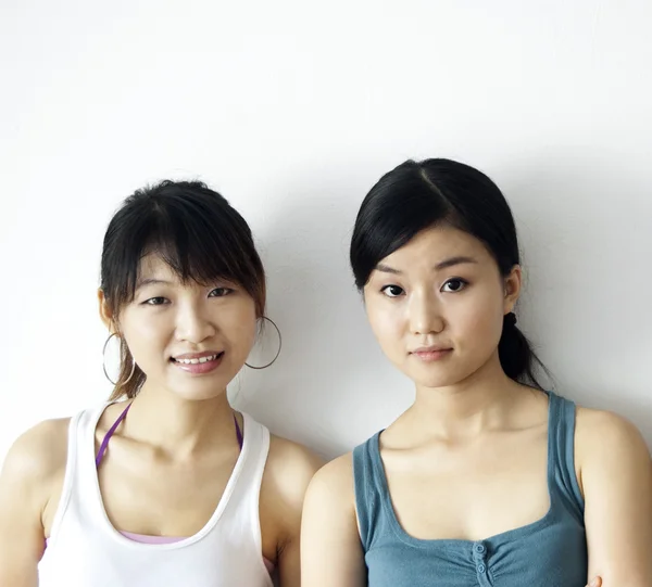 Portret Dwóch Azjatyckich Dziewcząt Opierając Się Ścianie — Zdjęcie stockowe