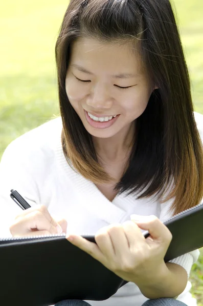 亚洲学生坐在户外活动 研究和写作 — 图库照片