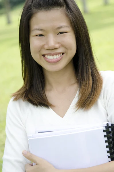 Asiático Estudante Universitário Sorrindo Livre — Fotografia de Stock